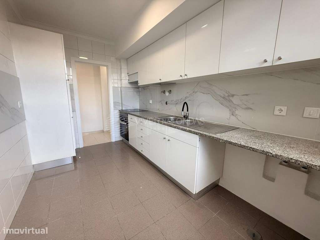 Apartamento T3 remodelado com varanda e arrecadação individual no F... - Grande imagem: 3/29