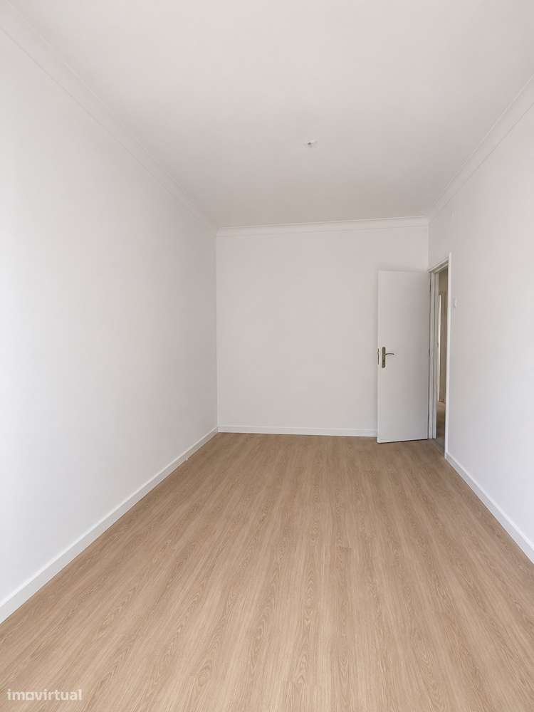 T1 c/65 m2 - Junto ao Continente - r/c alto ! Remodelado-8