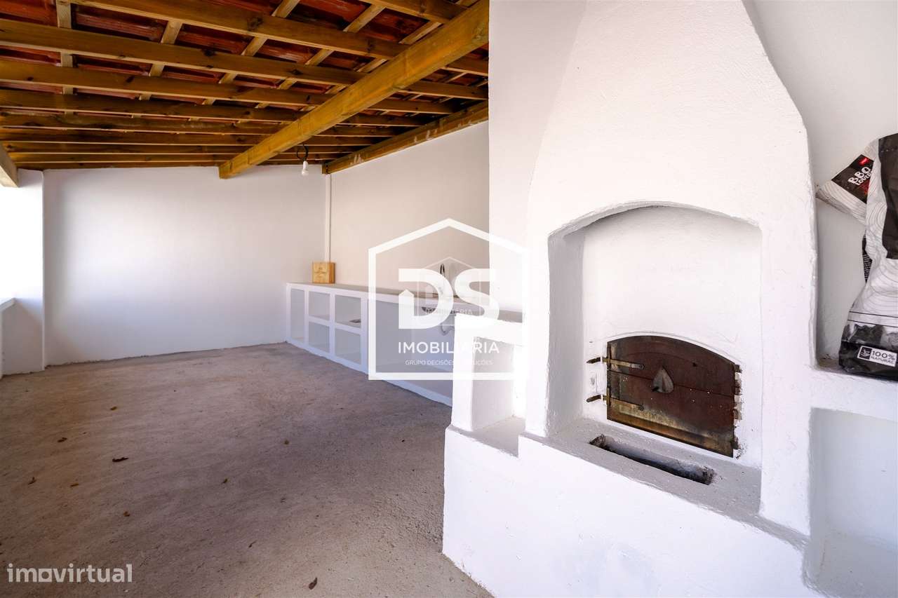 Moradia T4 + T1 com amplo terreno e espaços de lazer em Juncal, Porto-47
