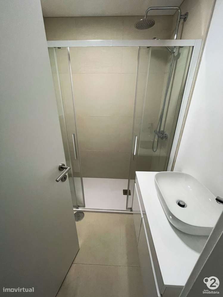 Apartamento T2 Renovado no Porto ( Torrinha )-12