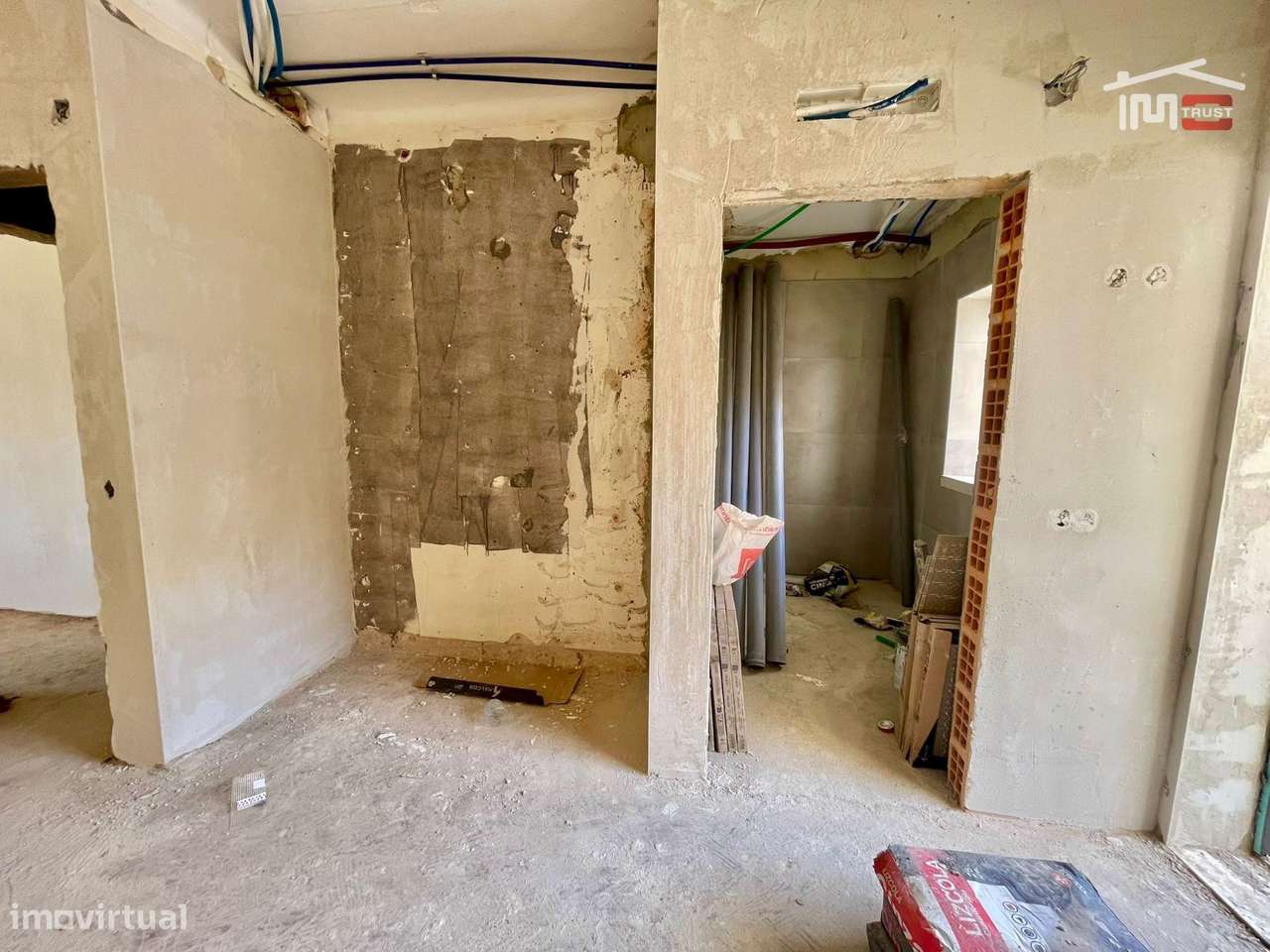 T3 Totalmente Remodelado com Suite e Varanda no Alto do Seixalinho-20