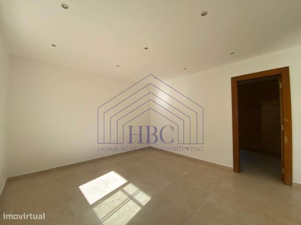 Moradia T4 com Amplo Jardim e Potencial de Remodelação em Alcabidec...-11