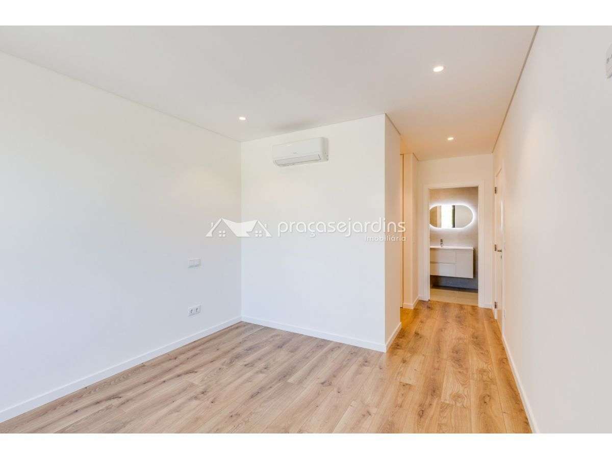 Apartamento T3 Moderno com Excelentes Acabamentos-14