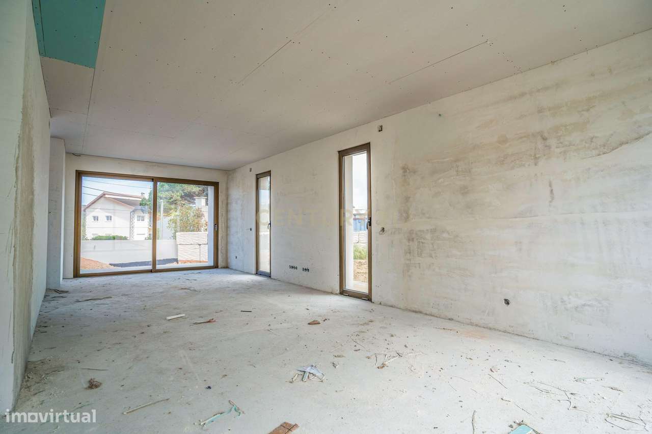 Moradia T3 com Piscina e Jardim em Salir do Porto-29