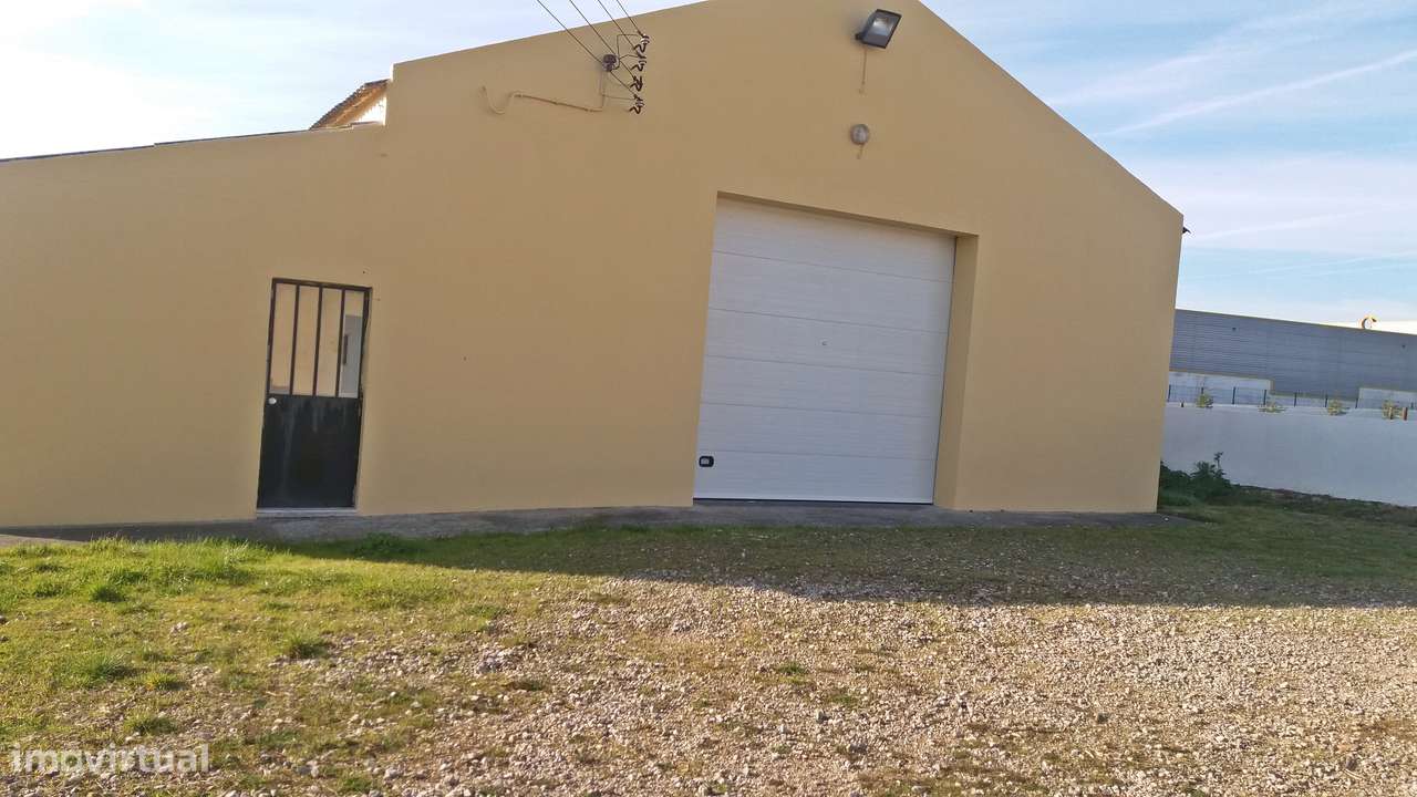 Magnífica propriedade constituída por moradia bi-familiar e armazém.-4