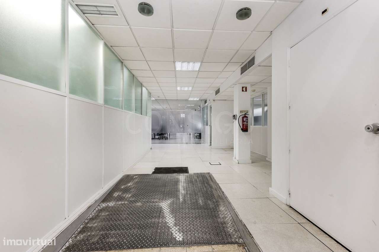 Escritório, loja e armazém com 550 m² em Linda-a-Velha, pronto a funci-12