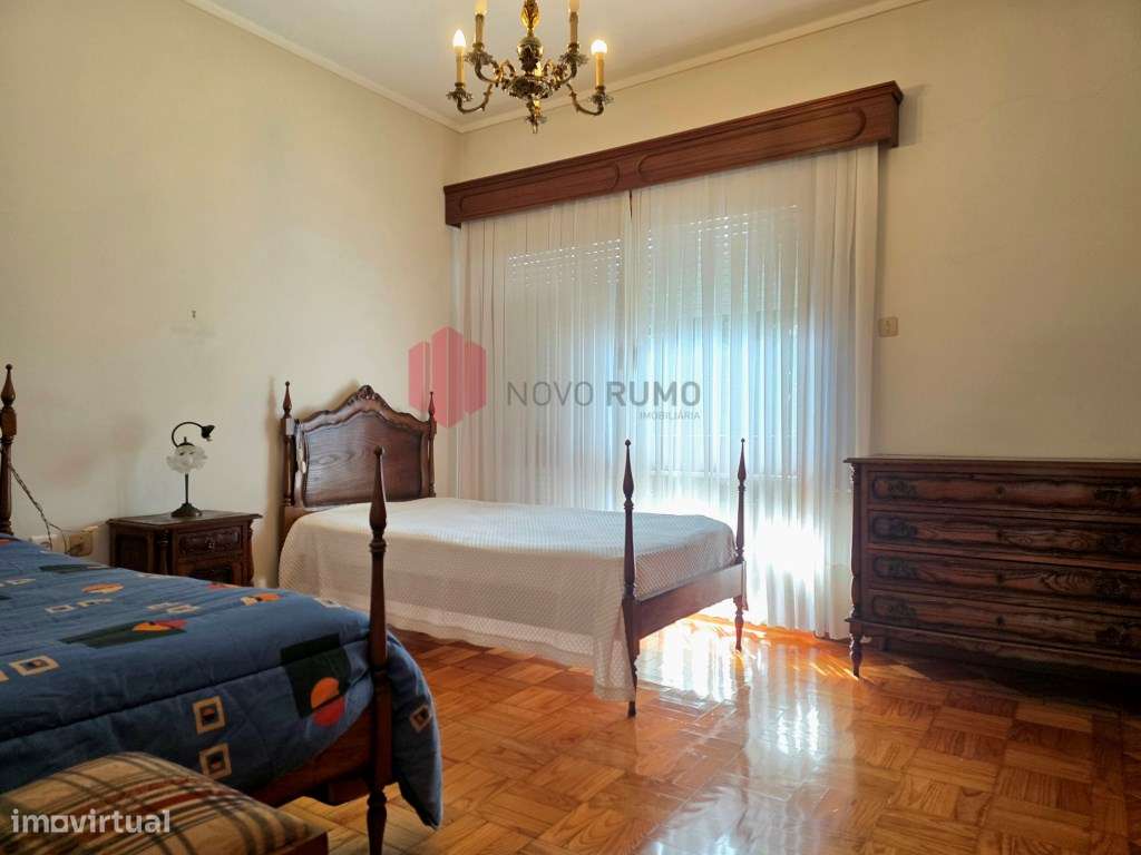 Moradia T6 de 4 frentes em Nogueira da Maia Excelente estado, áreas...-23