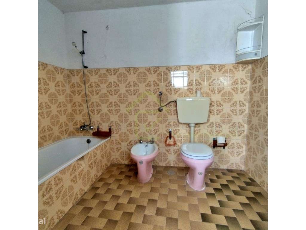 Moradia para renovação no centro de Monte Redondo-15