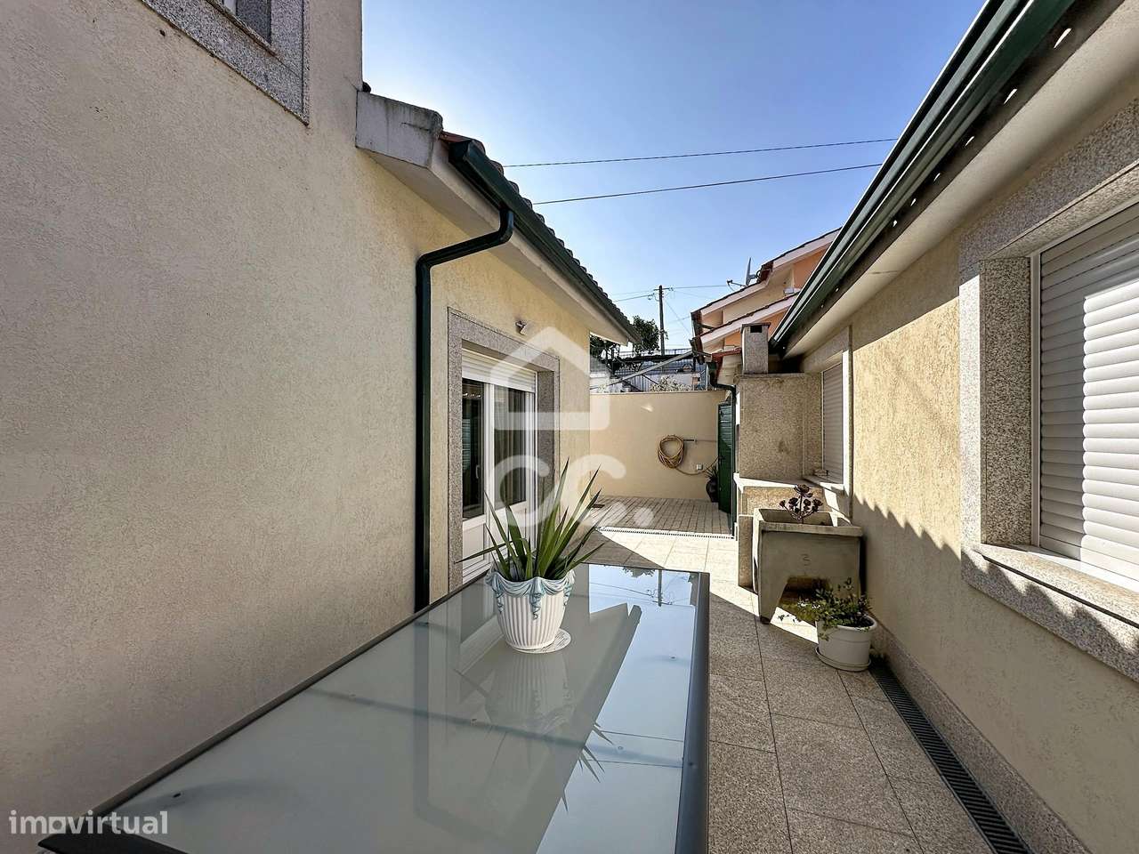 Moradia T4, um dos quartos do rés do chão, com garagem e anexos-28