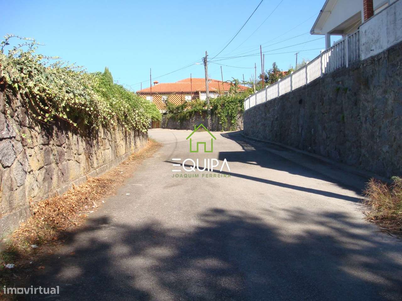 Terreno para construção (com moradia  T-5, construída em grosso), e-26