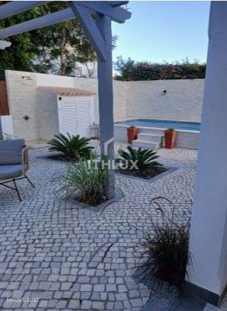 Villa de luxo impecavelmente apresentada com piscina e jardins em Tavi-39