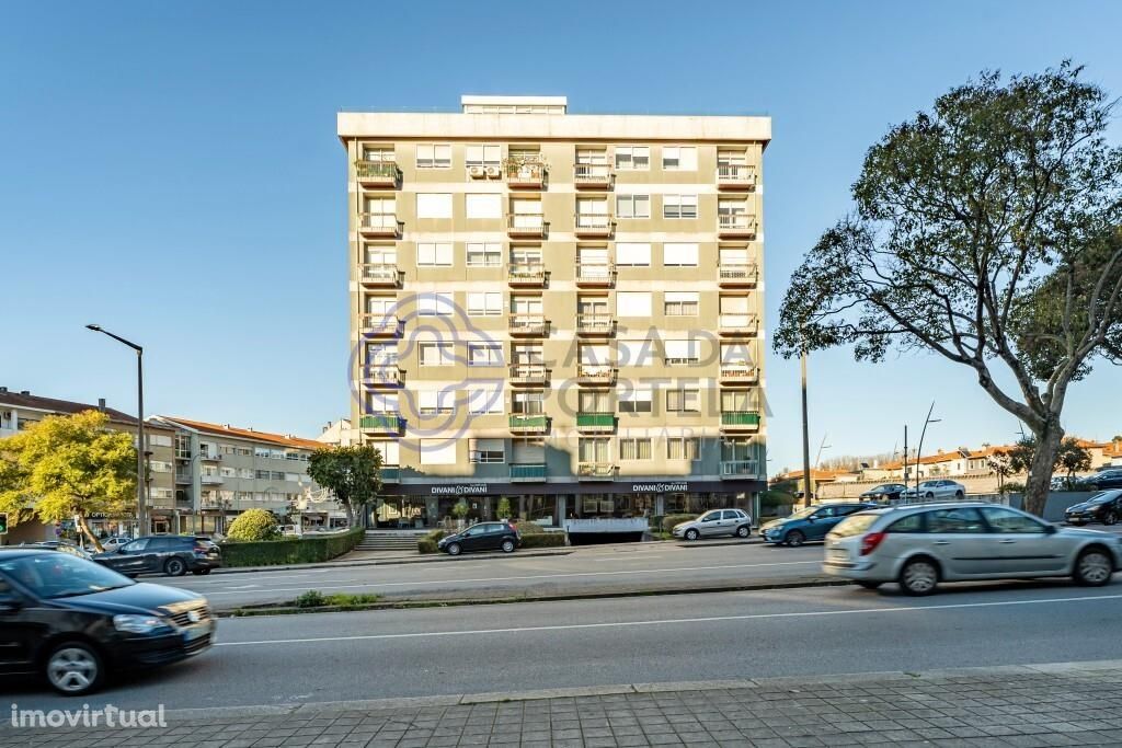 Espaçoso Apartamento T5 com Vista para a Avenida da Boavista, Porto