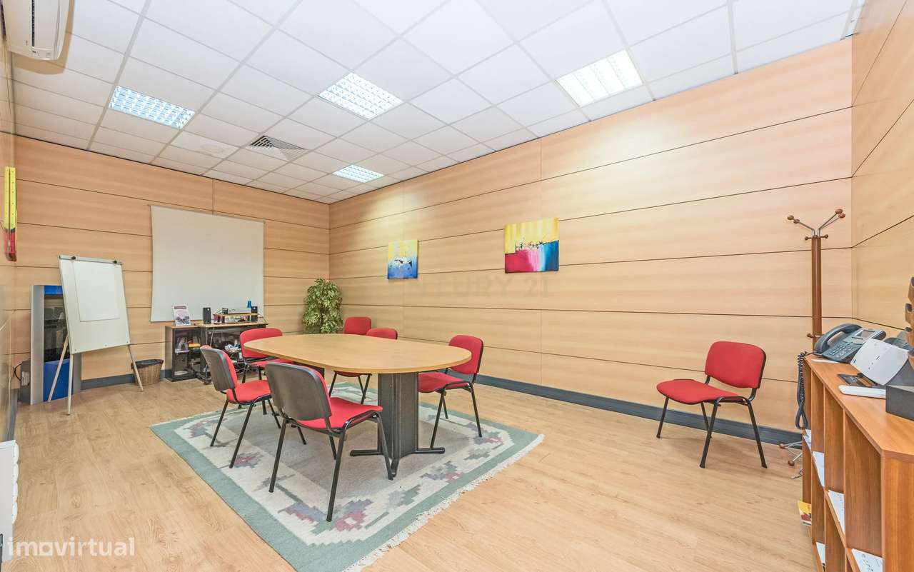 Armazém com Escritórios para Venda – 776 m² | Parque Empresarial em Si-14