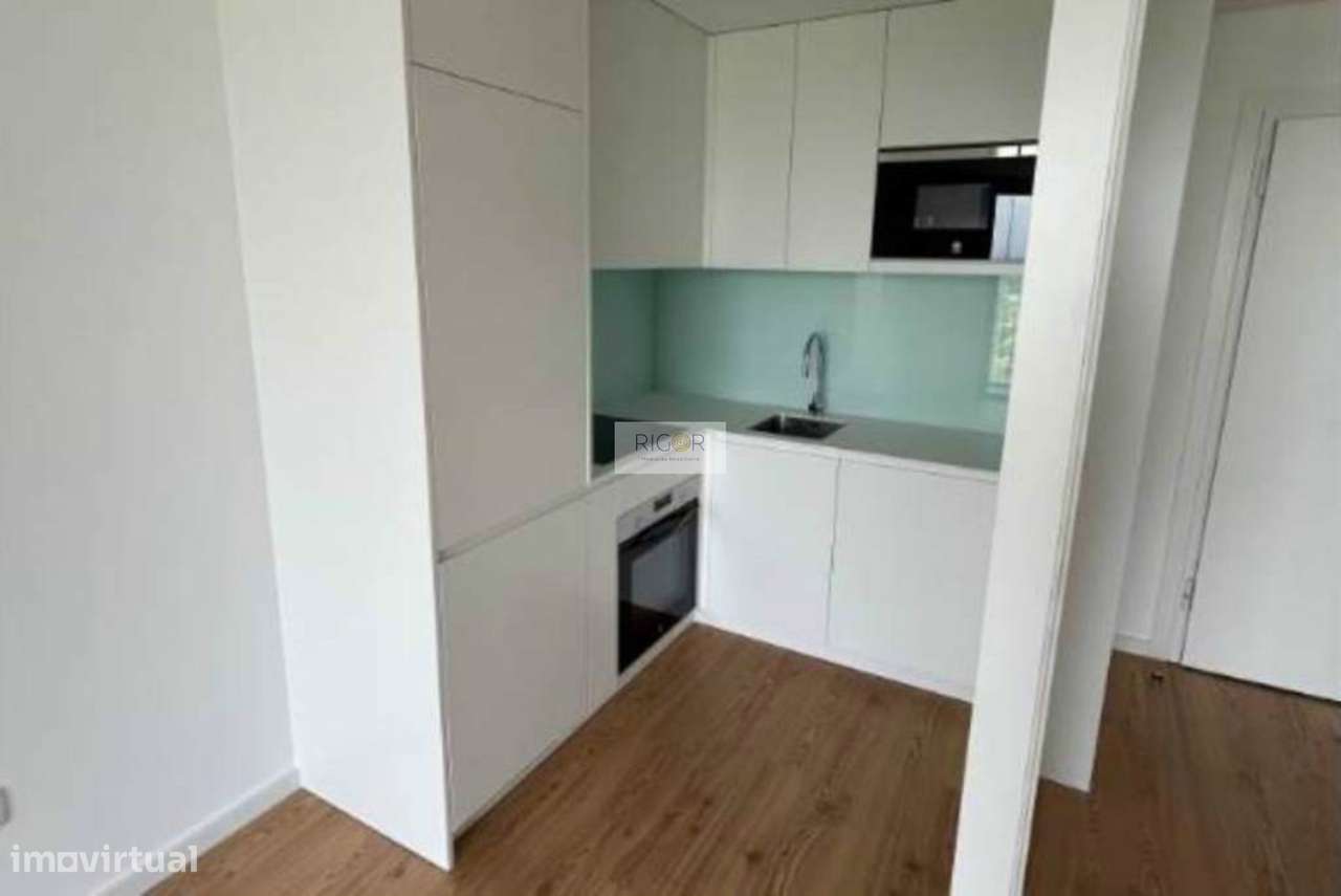 Apartamento T1 semi-novo, com varanda e garagem, ao Pólo Universitário - Grande imagem: 5/12