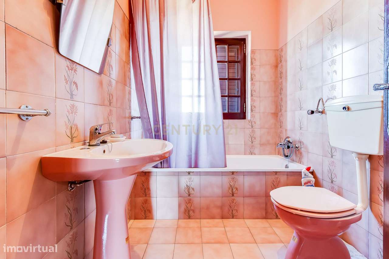 Moradia T4 com Potencial para 2 Frações  Terreno de 8.480 m²  Torres N-21