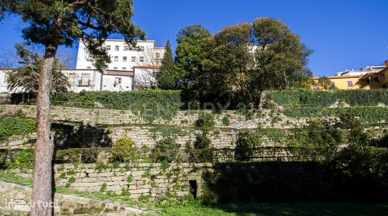 Prédio de Três Pisos com licença AL -  entre o Jardim das Virtudes e a