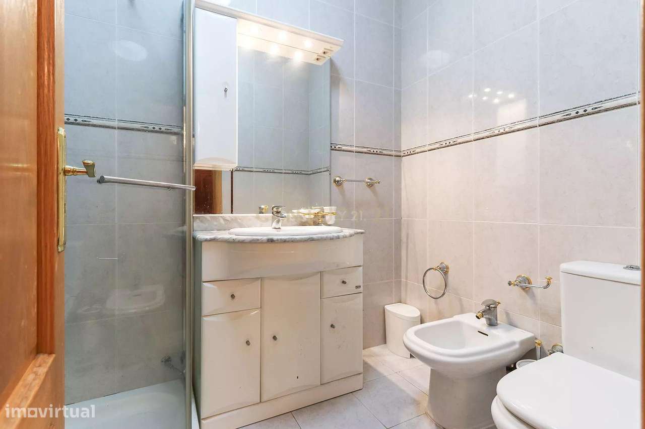 Espaçoso Apartamento T3 no coração de Lisboa-17