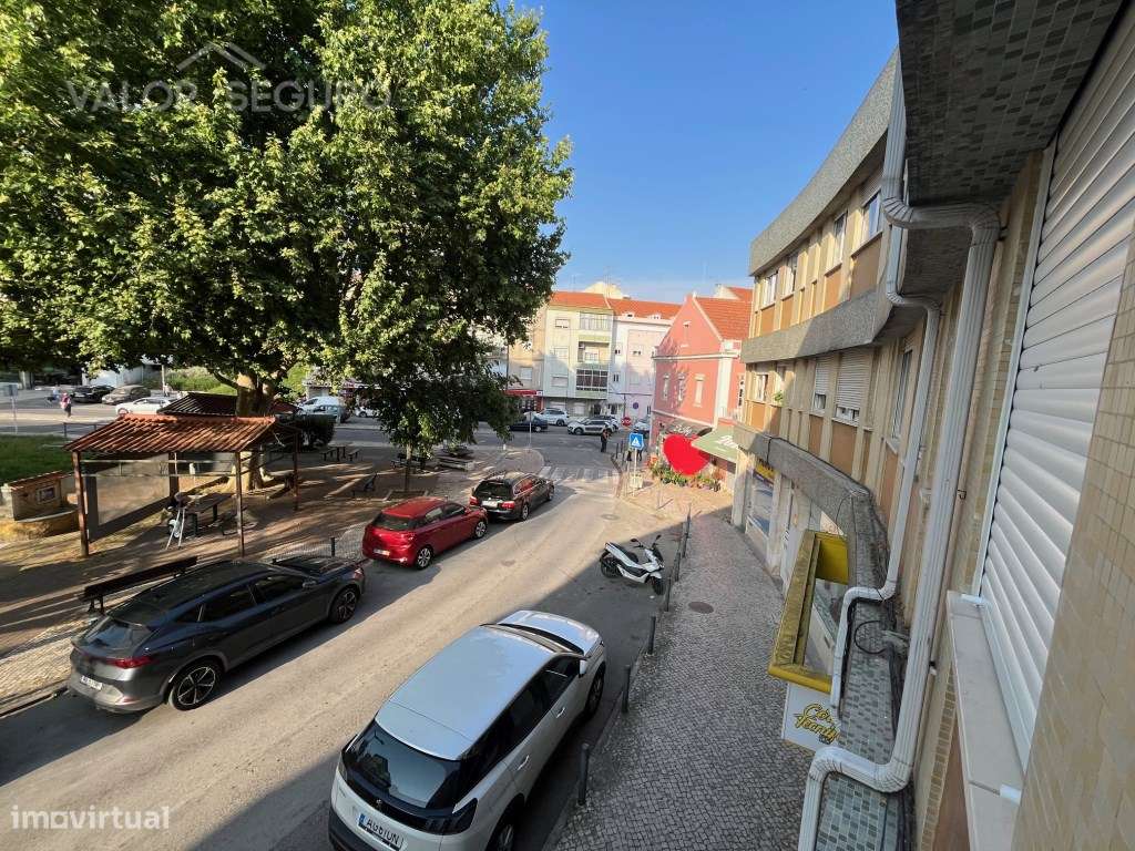 Apartamento T3 remodelado e com terraço-12