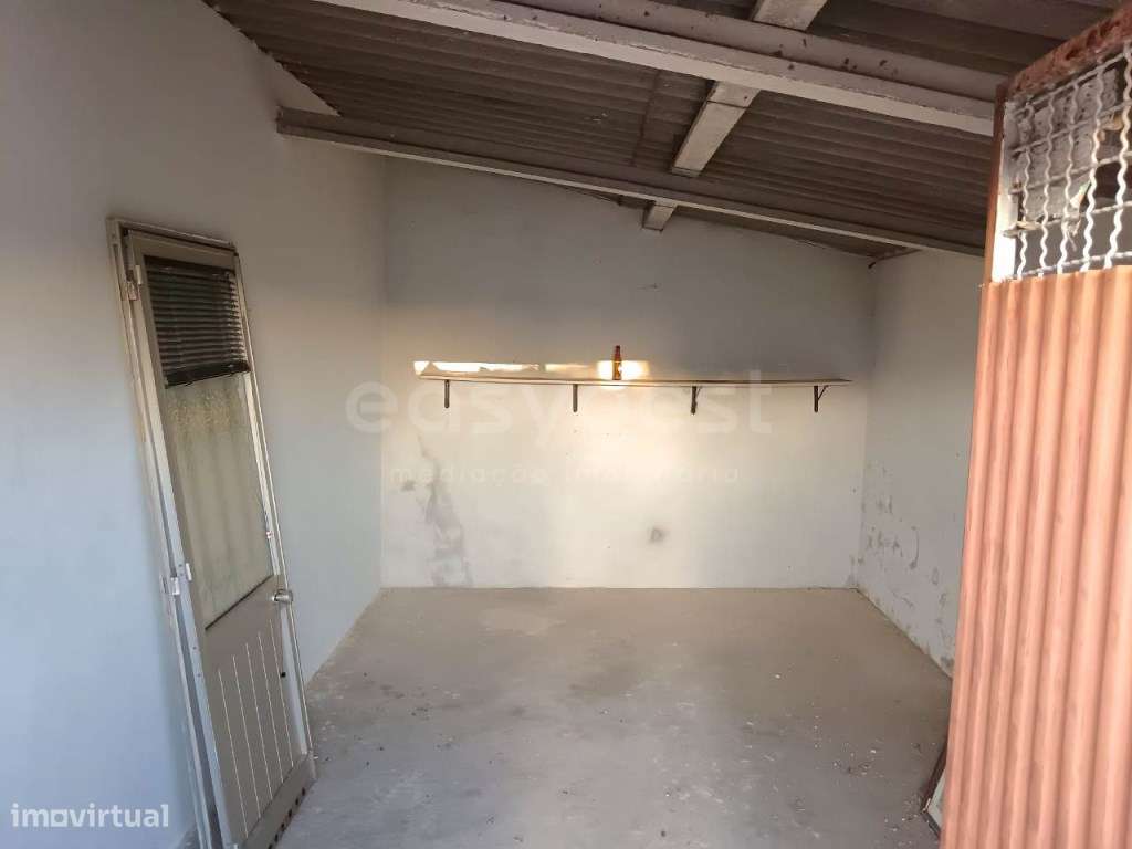 Armazém transformado em moradia em Fanhais, Nazaré - Grande imagem: 5/11