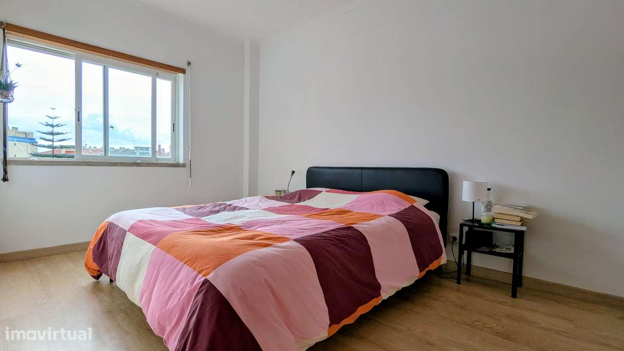 Luminoso T2 na Costa da Caparica | Garagem + Arrecadação | Elevador - Grande imagem: 5/6