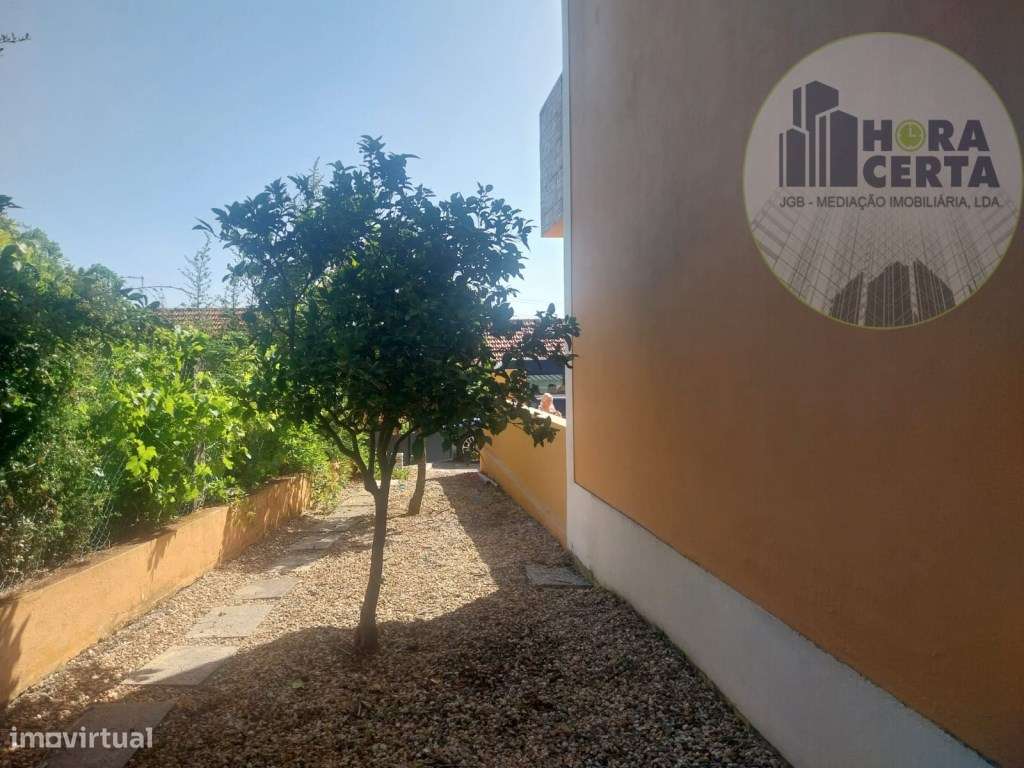 Moradia V4 com piscina em Setúbal!-26