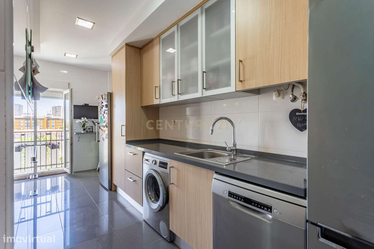 Luminoso apartamento T2 nos Olivais-7