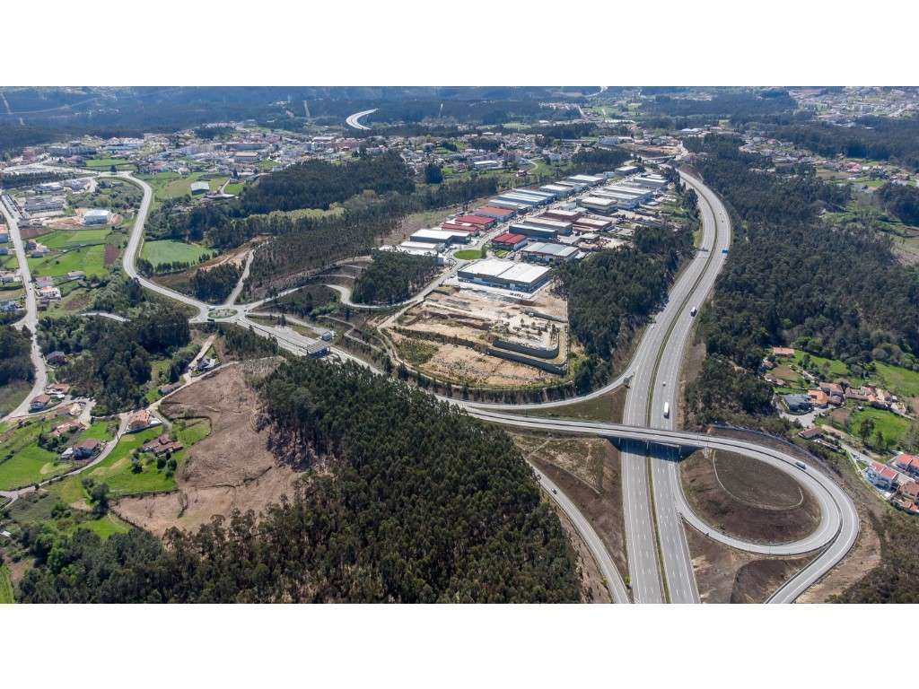 Terreno com 18414m² para construção pavilhões industriais junto à A...-11