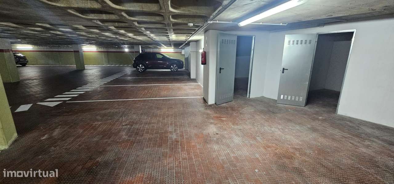 Garagem / Parqueamento no Centro da Amadora-8