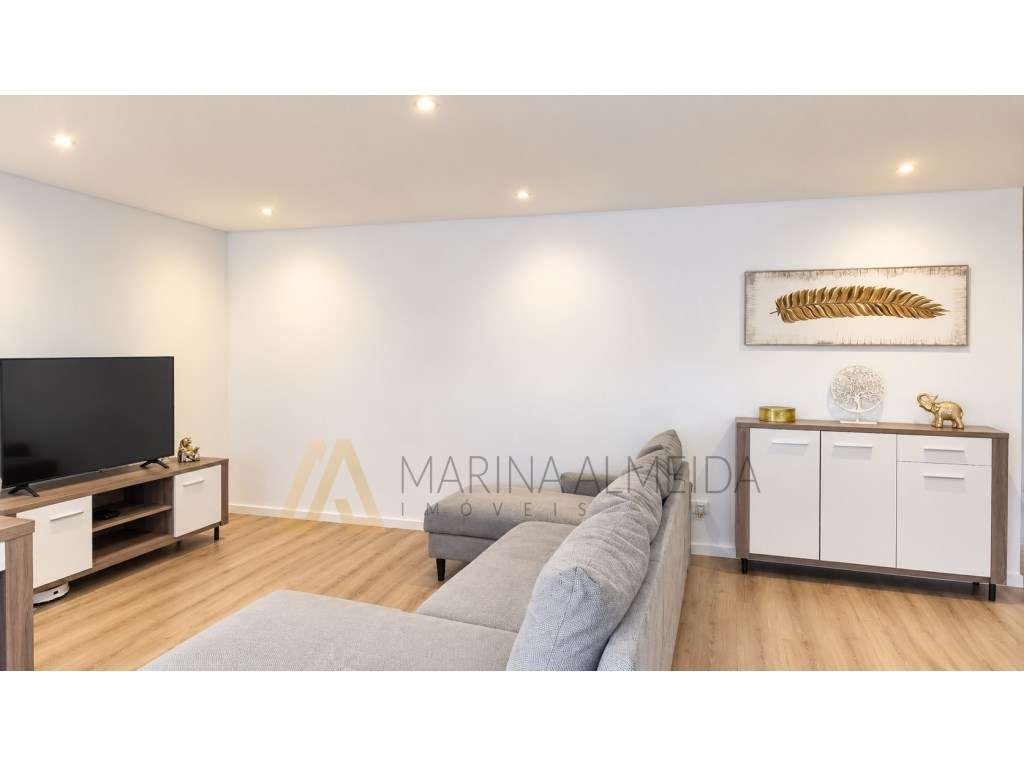 Apartamento T3 ( 4 assoalhadas), Semi- Novo com 2 varandas e arrend...-2