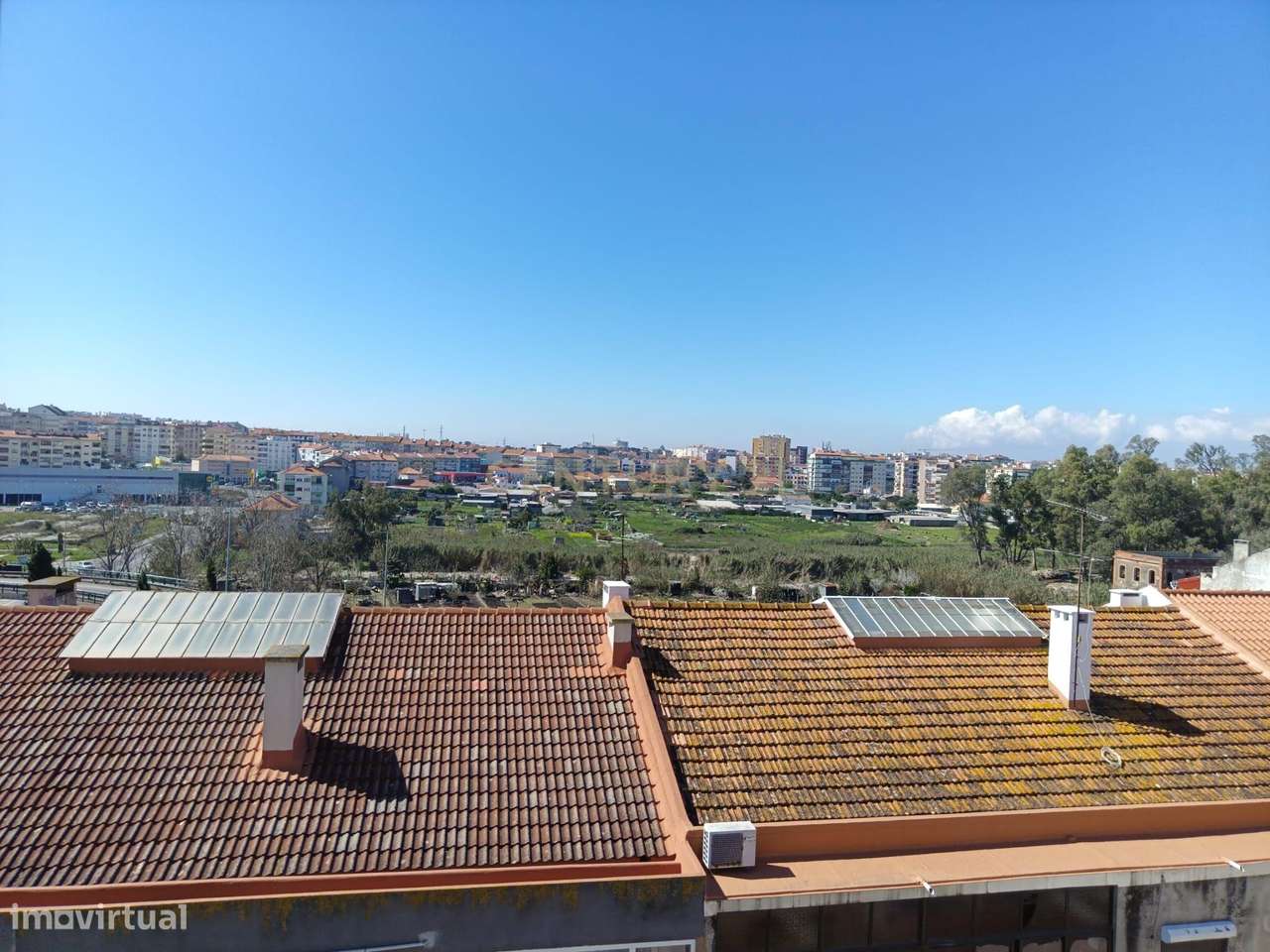T3 com Sótão Amplo e Potencial para Duplex — Torre da Marinha-17