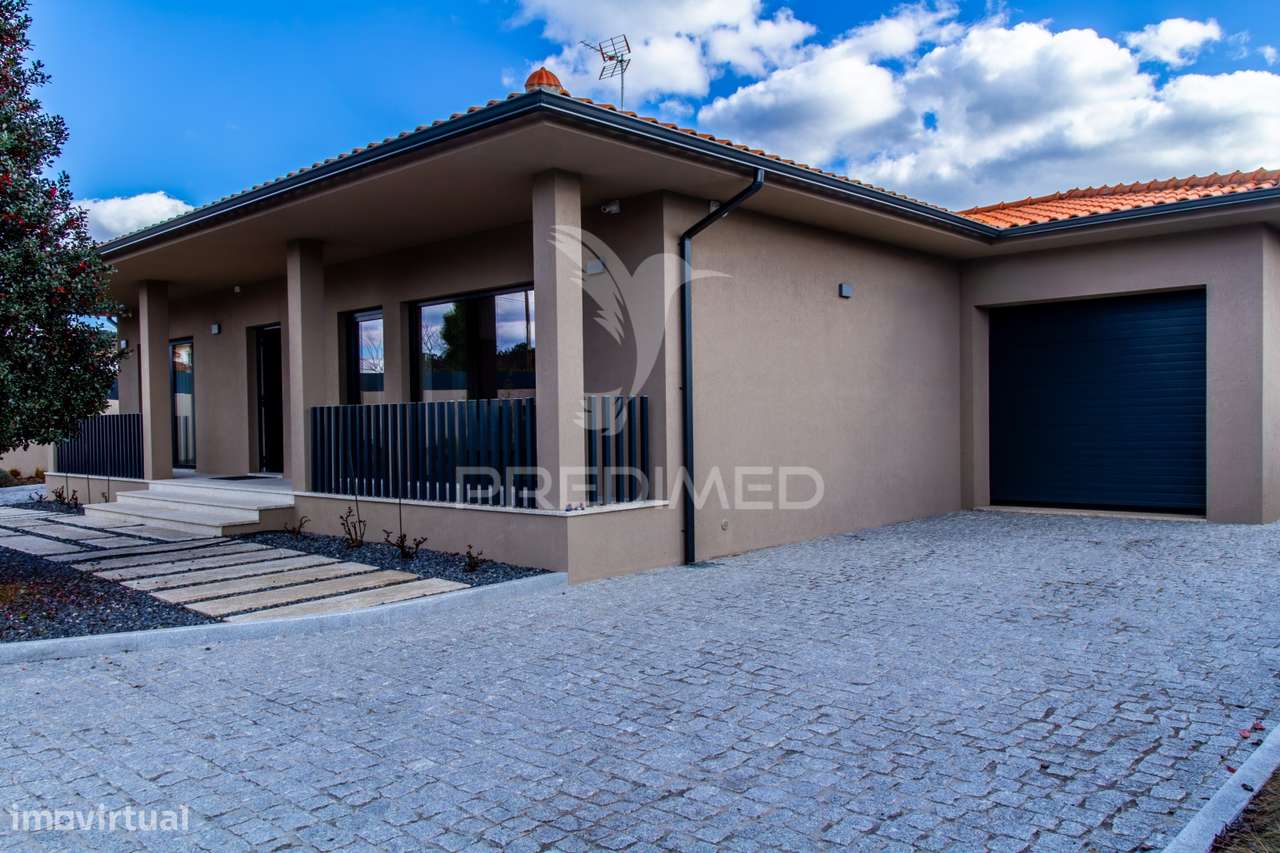 Vivenda Térrea com piscina e jardim em Folhadela / Vila Real - Grande imagem: 3/35