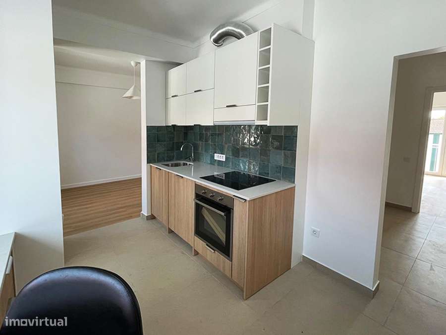 Apartamento T2, totalmente remodelado com qualidade, centro C. Rainha-4