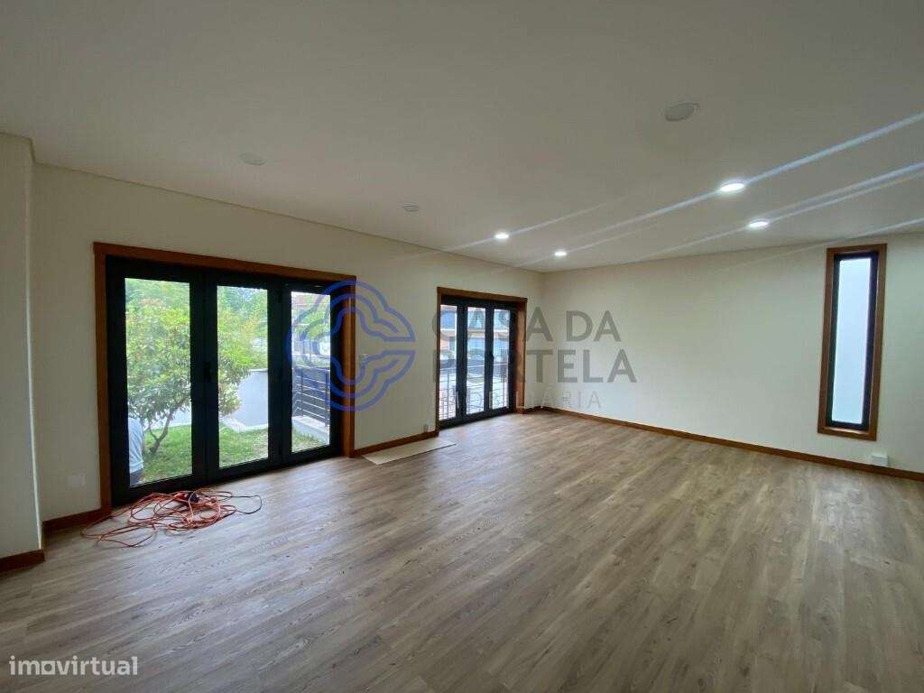 Moradia Geminada T4 em fase de  restauro, localizada em Santa Marta de - Grande imagem: 3/52