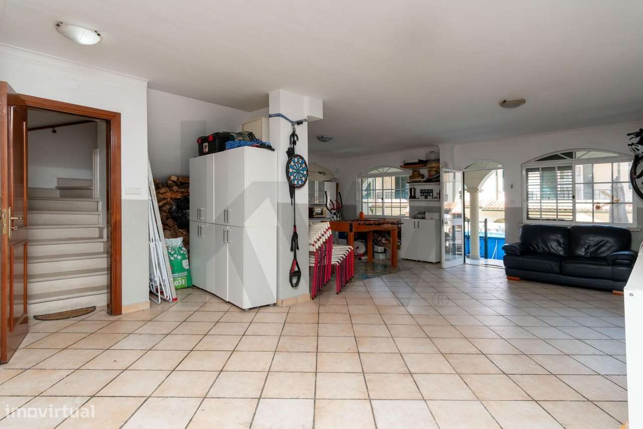 Moradia em Banda T4+1 com Jardim, Garagem e Sótão-47