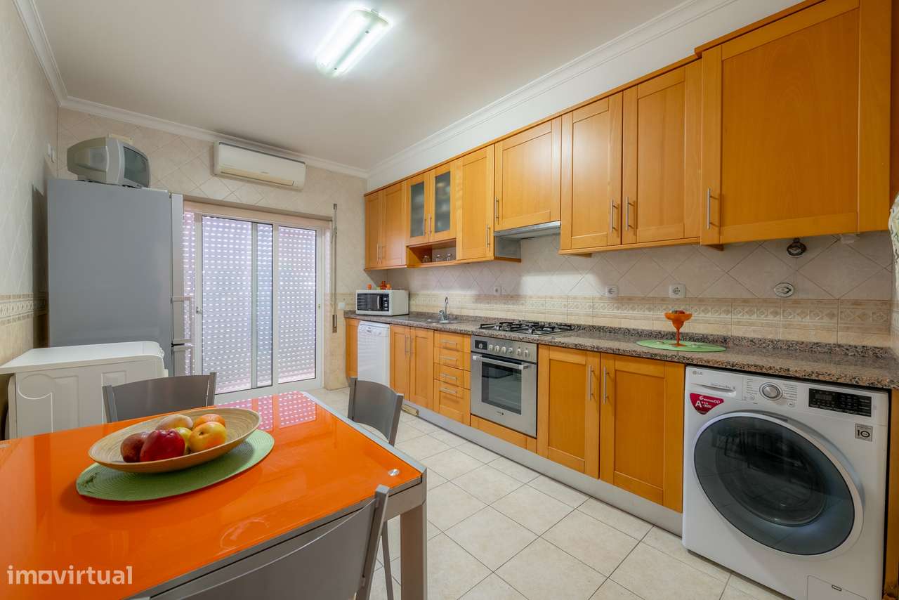 Apartamento de 2 Quartos em Lagos — Conforto, Localização e Potencial-6