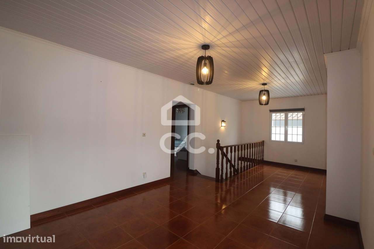 Moradia com 4 Quartos - Achadinha - Nordeste-11