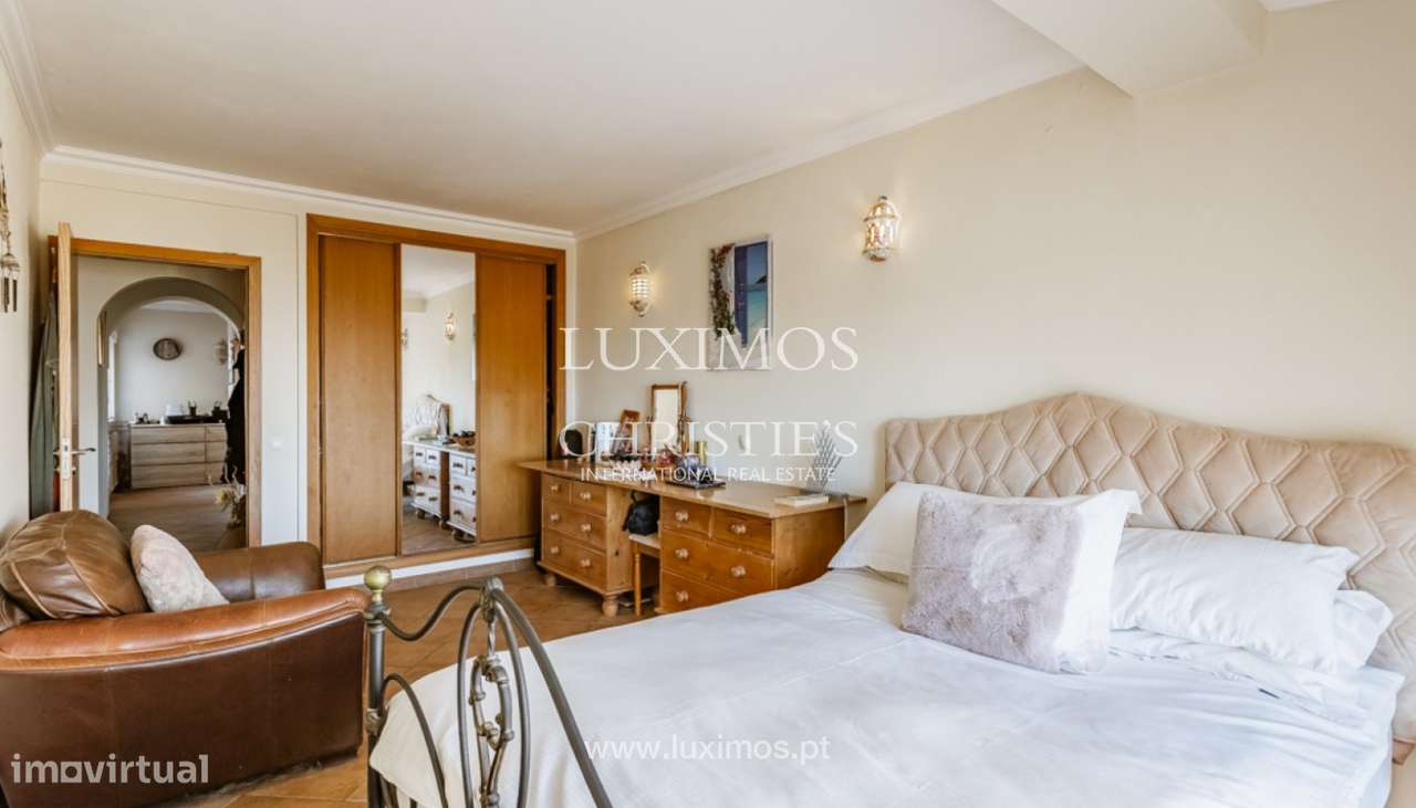 Moradia com piscina e garagem para venda em Salema, Algarve-5