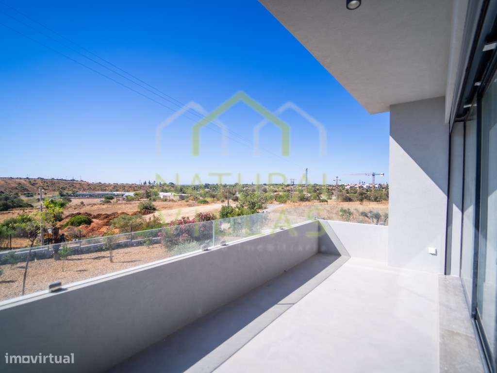 Moradia T5 com Piscina e Design Moderno em Fonte Santa-14