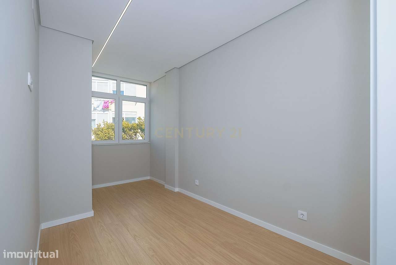 Apartamento T3 Totalmente Renovado | Estoril | Junto aos Salesianos-8