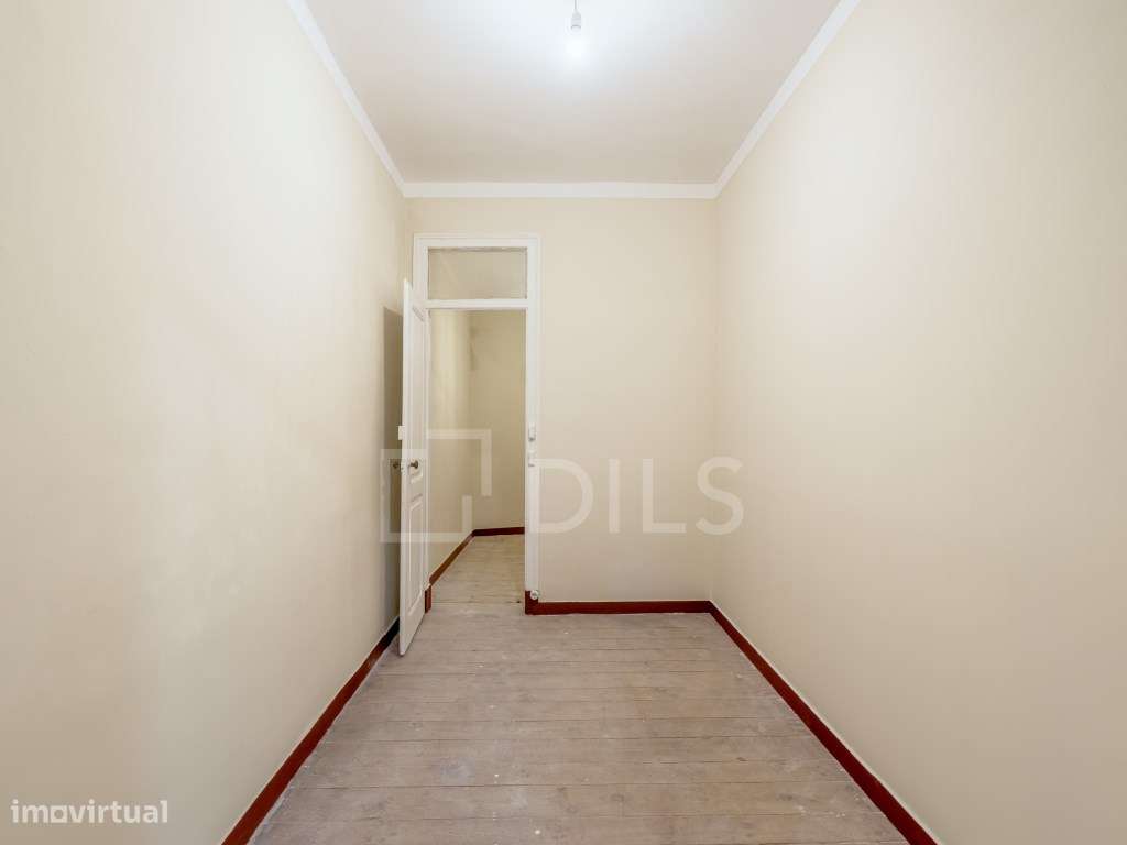 Apartamento T2 com terraço, para reabilitar nos Anjos, Lisboa-10