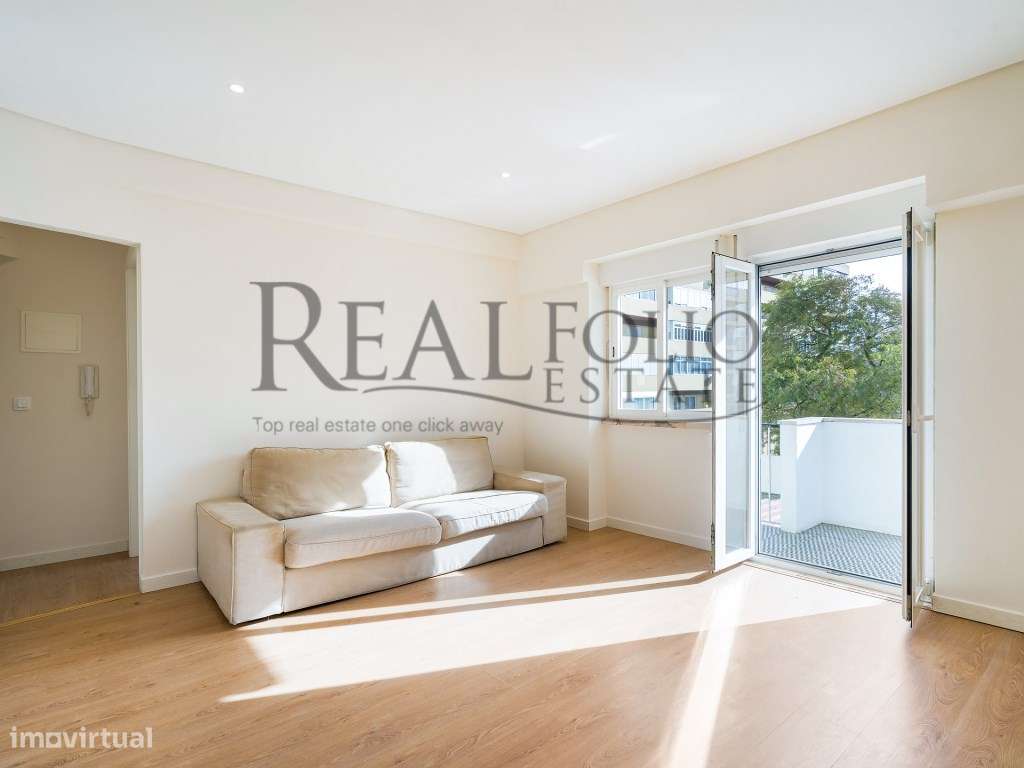 Apartamento T1 remodelado com varanda na Costa da Caparica-0