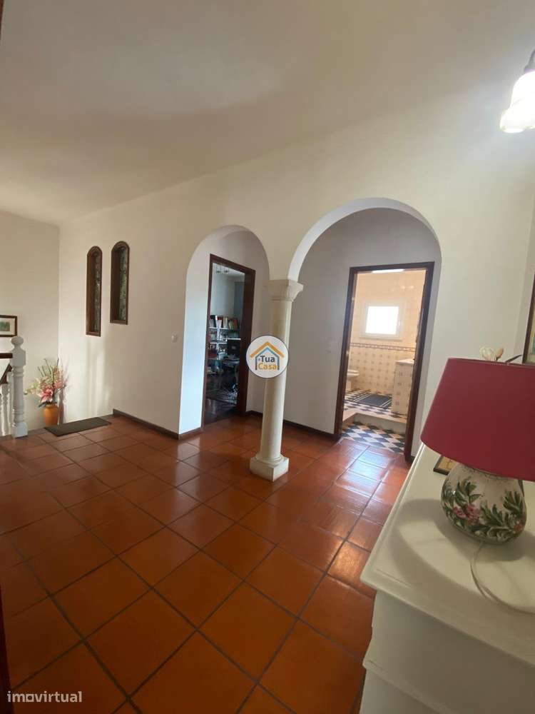 Moradia Geminada  de um dos lados do outro tem entarada e jardim em to-51