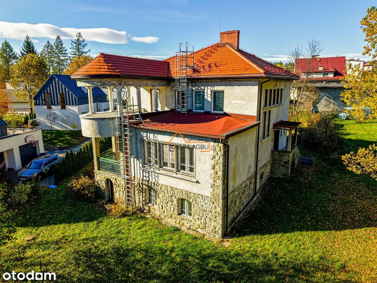 Willa na obrzeżu kompleksu leśnego.-11