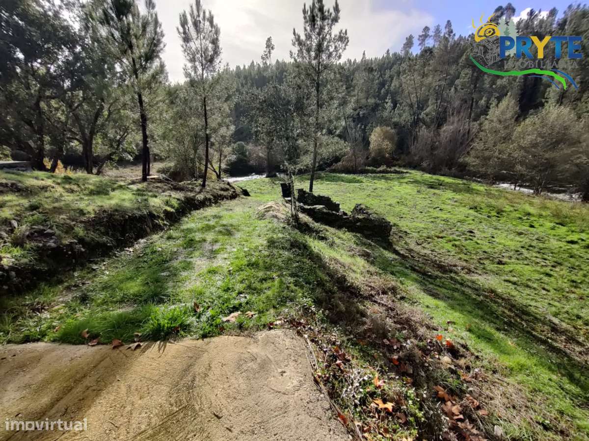 Ruína a confinar com Ribeira-11