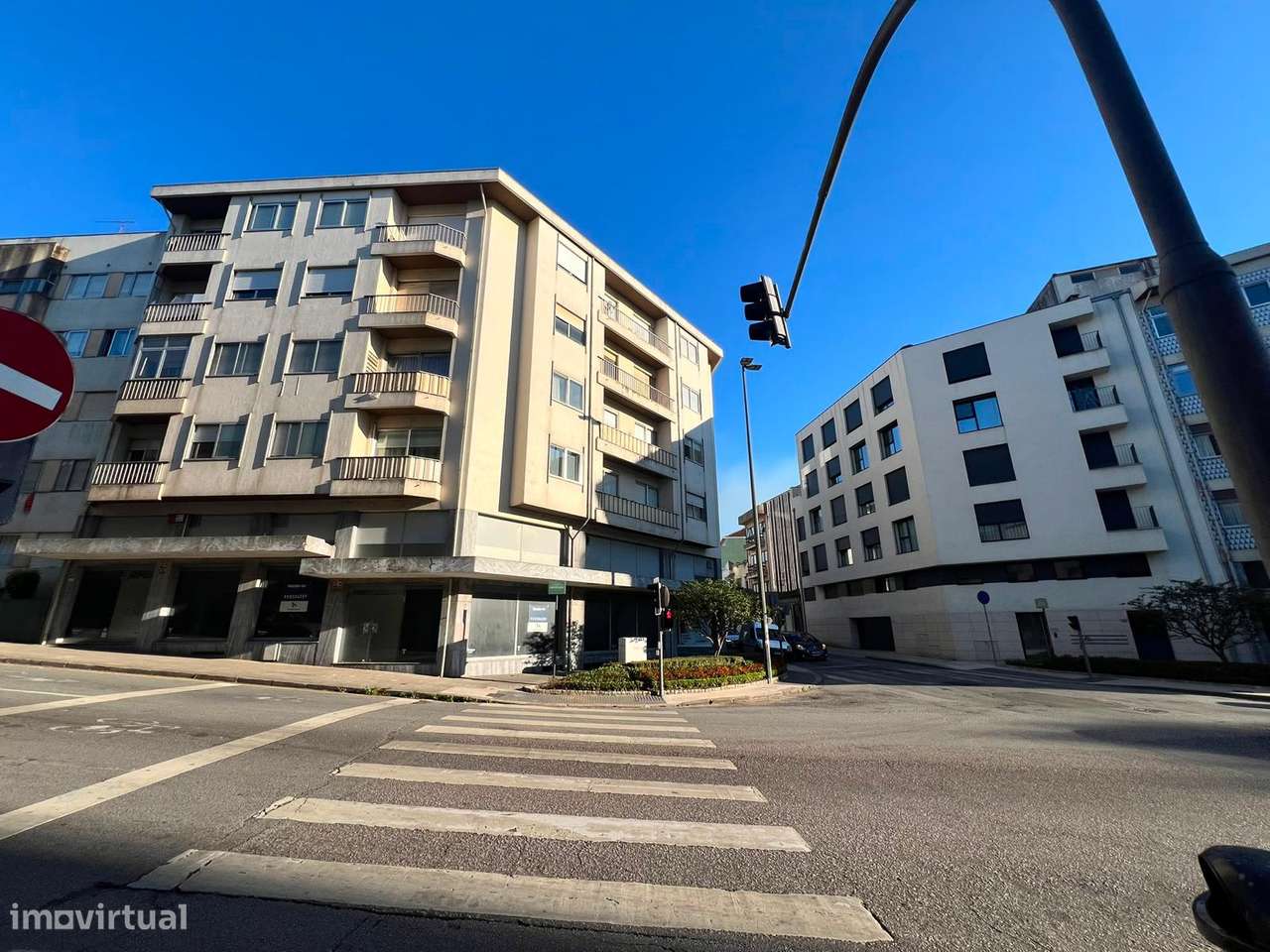 Apartamento T4 no Carvalhido com 3 casas de banho e varanda-0
