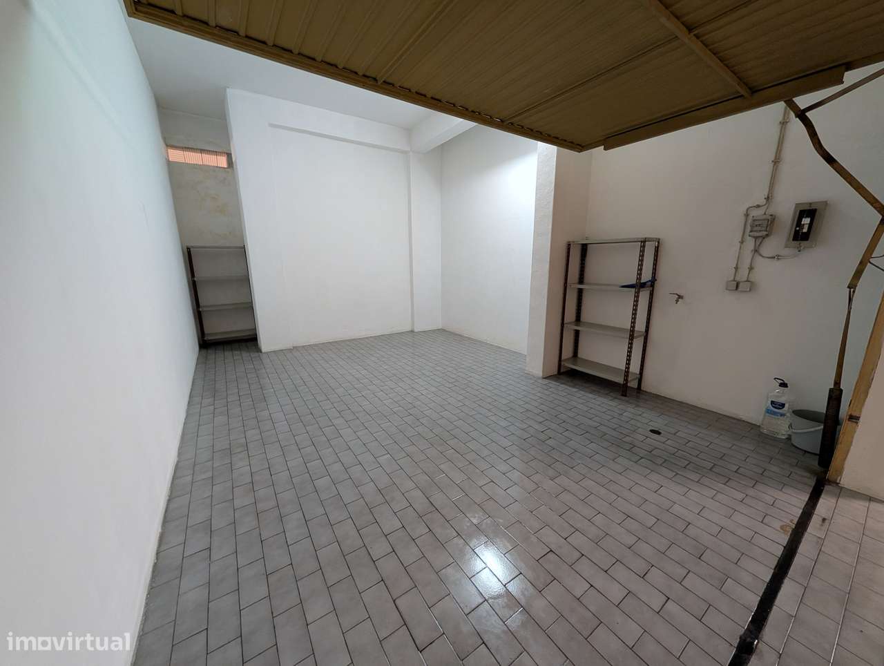 Garagem para arrendar na Estrada do Biker ideal para apoio a negócios - Grande imagem: 5/6