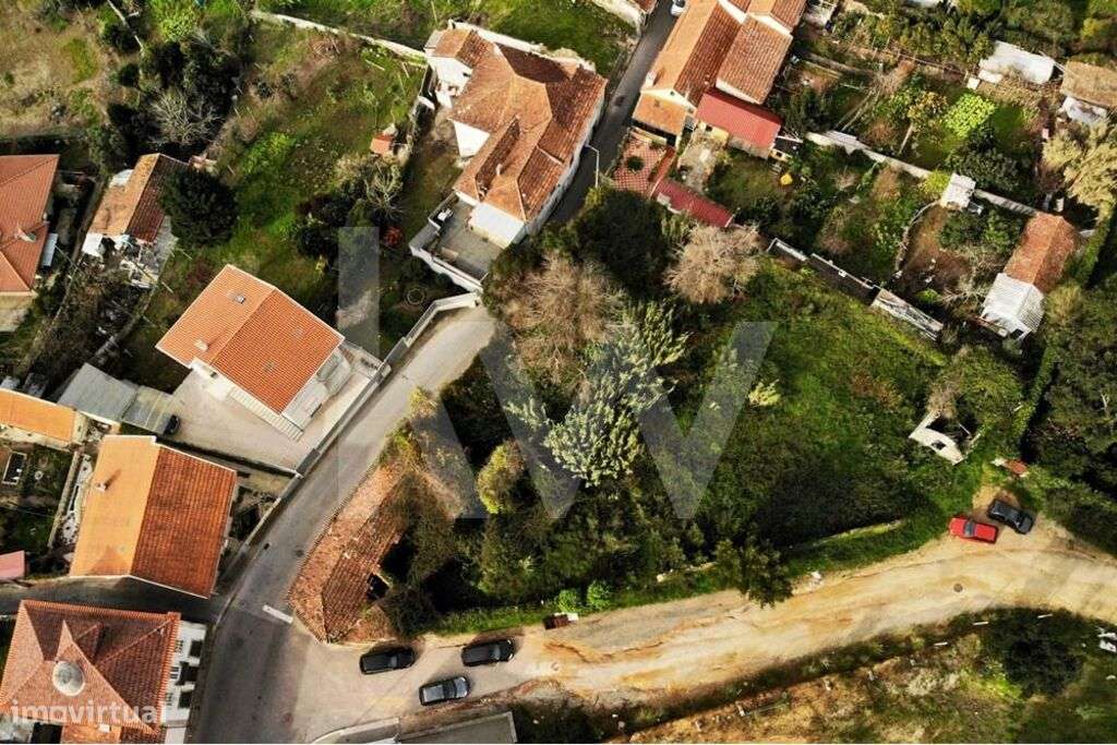 Casa Secular para reconstrução inserida num terreno de 1182m2 - Grande imagem: 4/15