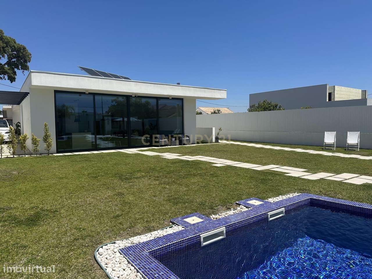 Moradia Térrea com Piscina aquecida e excelente jardim. Localizada em-14