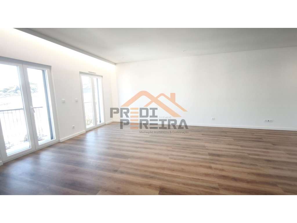 Situado em Caneças, apartamento T4 com duas suites, uma box e um pa...-11