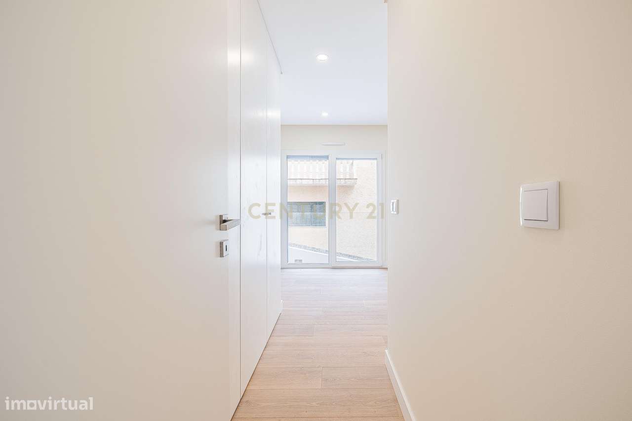 Moradia T4+1 Contemporânea com Piscina-32